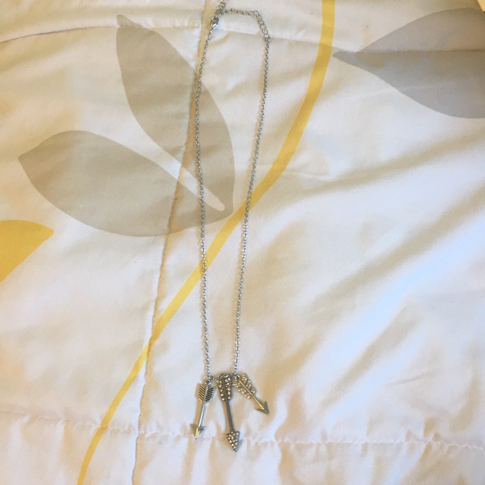 Three arrows neckalace